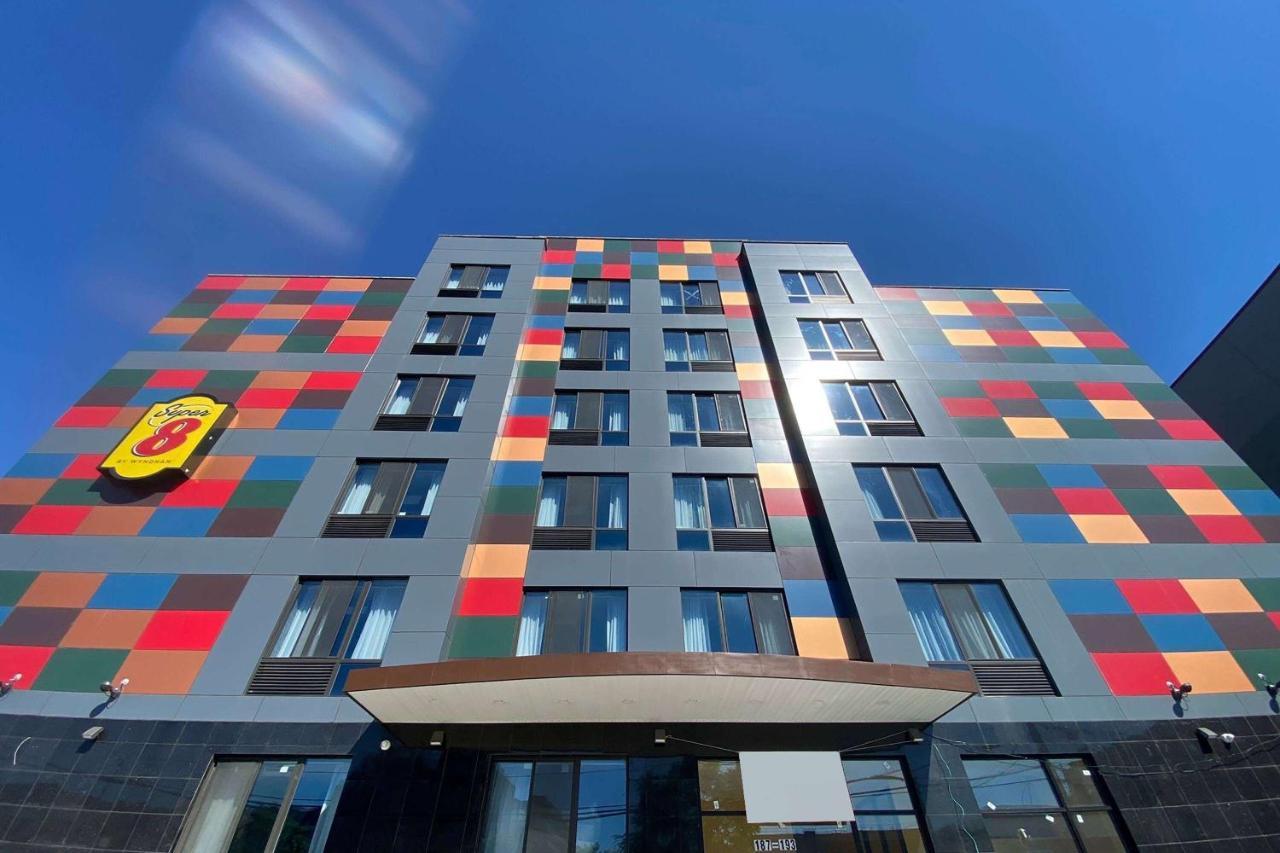 Super 8 By Wyndham Brooklyn Williamsburg Hotel New York Exterior photo